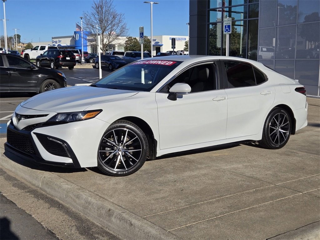 2023 Toyota Camry SE's photo