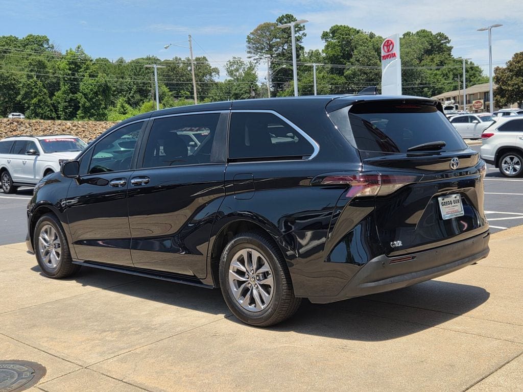 Used 2024 Toyota Sienna XLE Minivan/Van