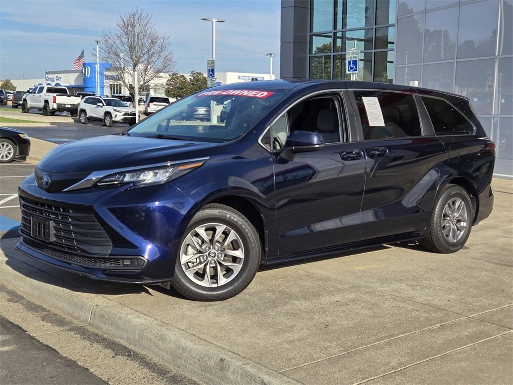 2023 Toyota Sienna LE's photo