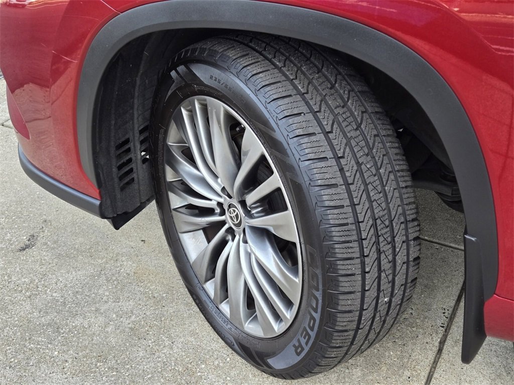 2021 Toyota Highlander Platinum photo 2