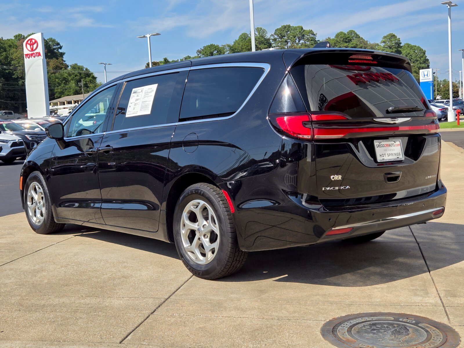 Used 2024 Chrysler Pacifica Limited Minivan/Van