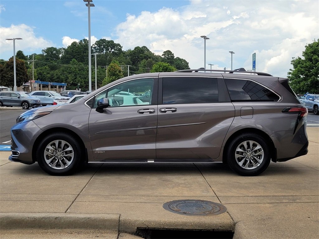 2021 Toyota Sienna XLE photo 2