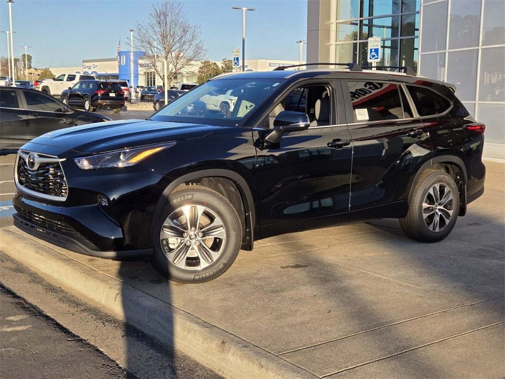 2026 Toyota Highlander XLE's photo