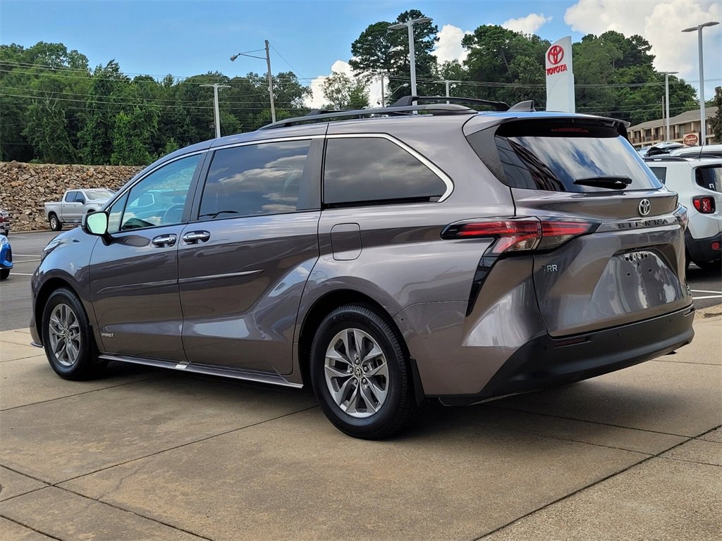 2021 Toyota Sienna XLE photo 3