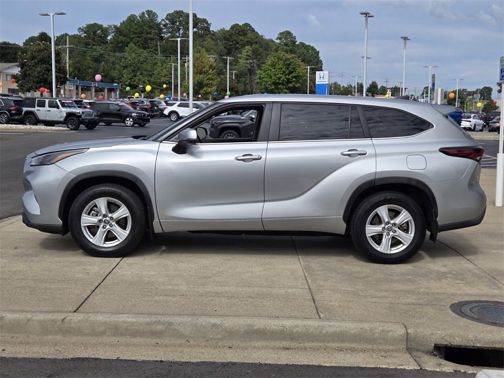 Used 2024 Toyota Highlander LE SUV