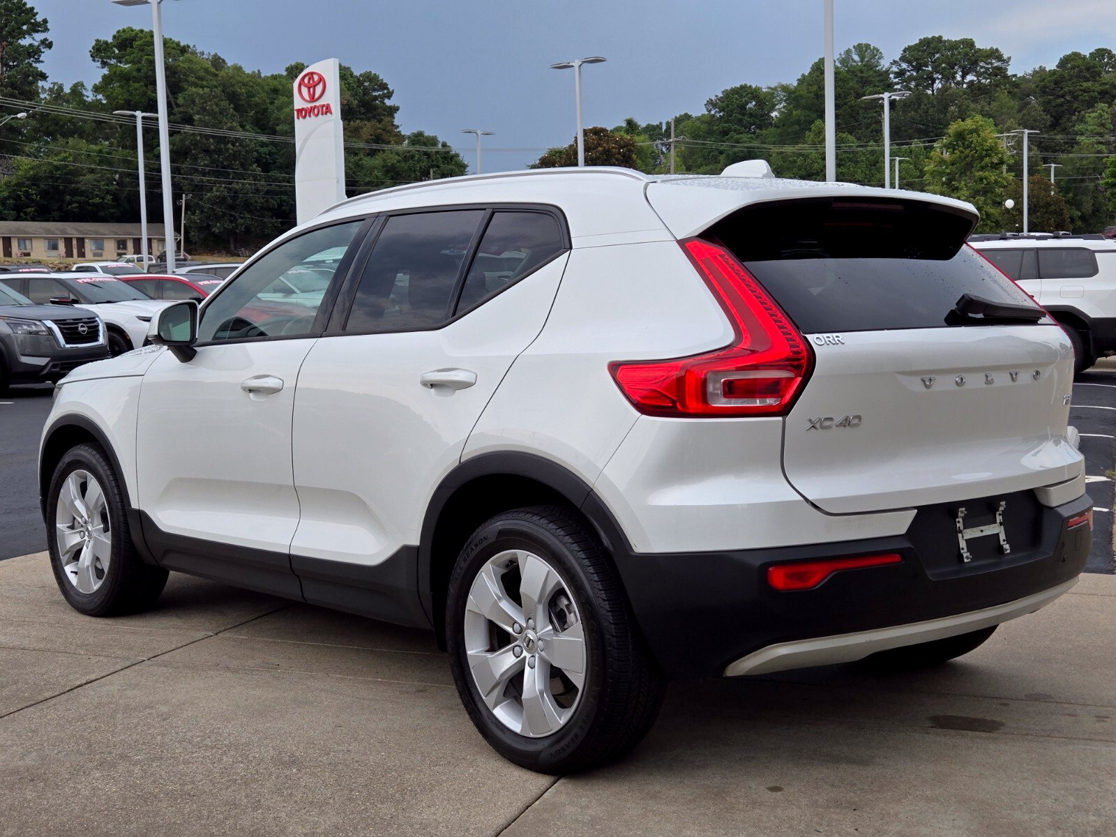 Used 2022 Volvo XC40 Momentum SUV