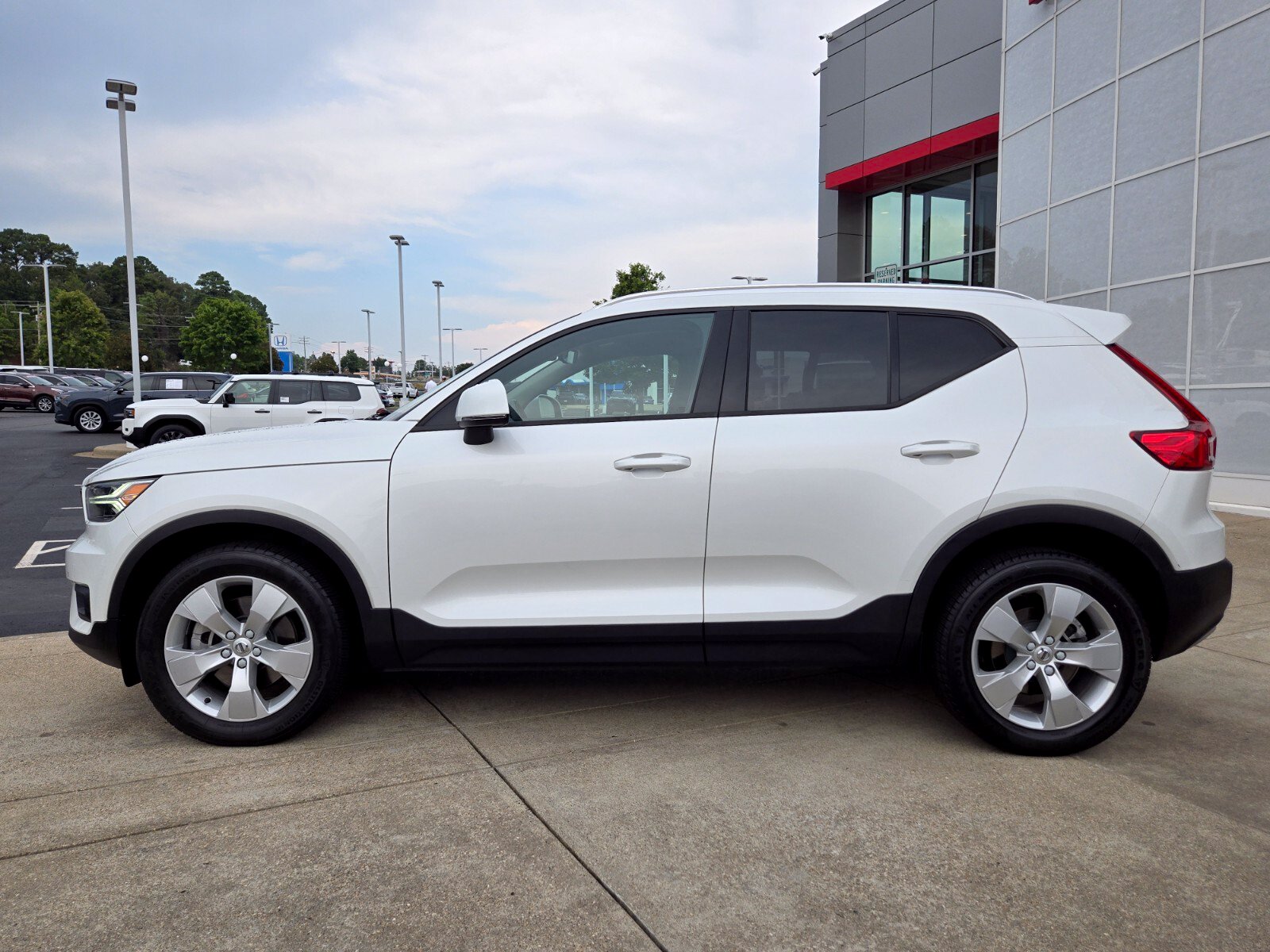 Used 2022 Volvo XC40 Momentum SUV