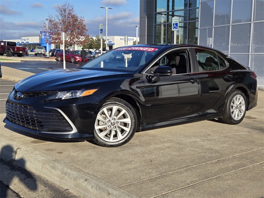 2022 Toyota Camry LE's photo