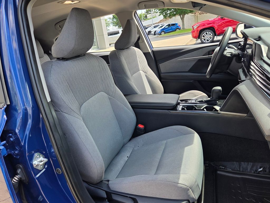 2025 Toyota Camry LE - Photo 18