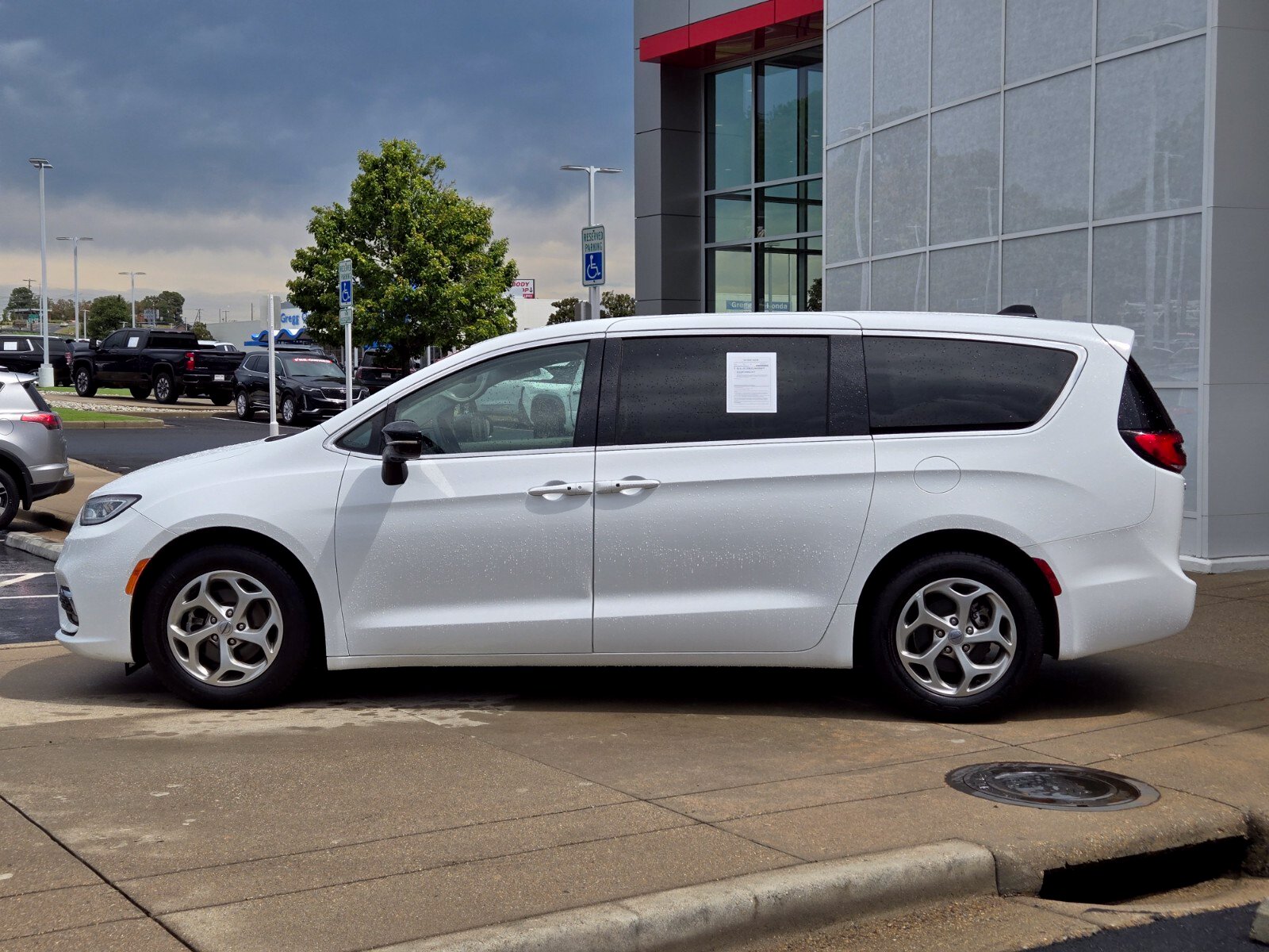 Used 2024 Chrysler Pacifica Limited Minivan/Van