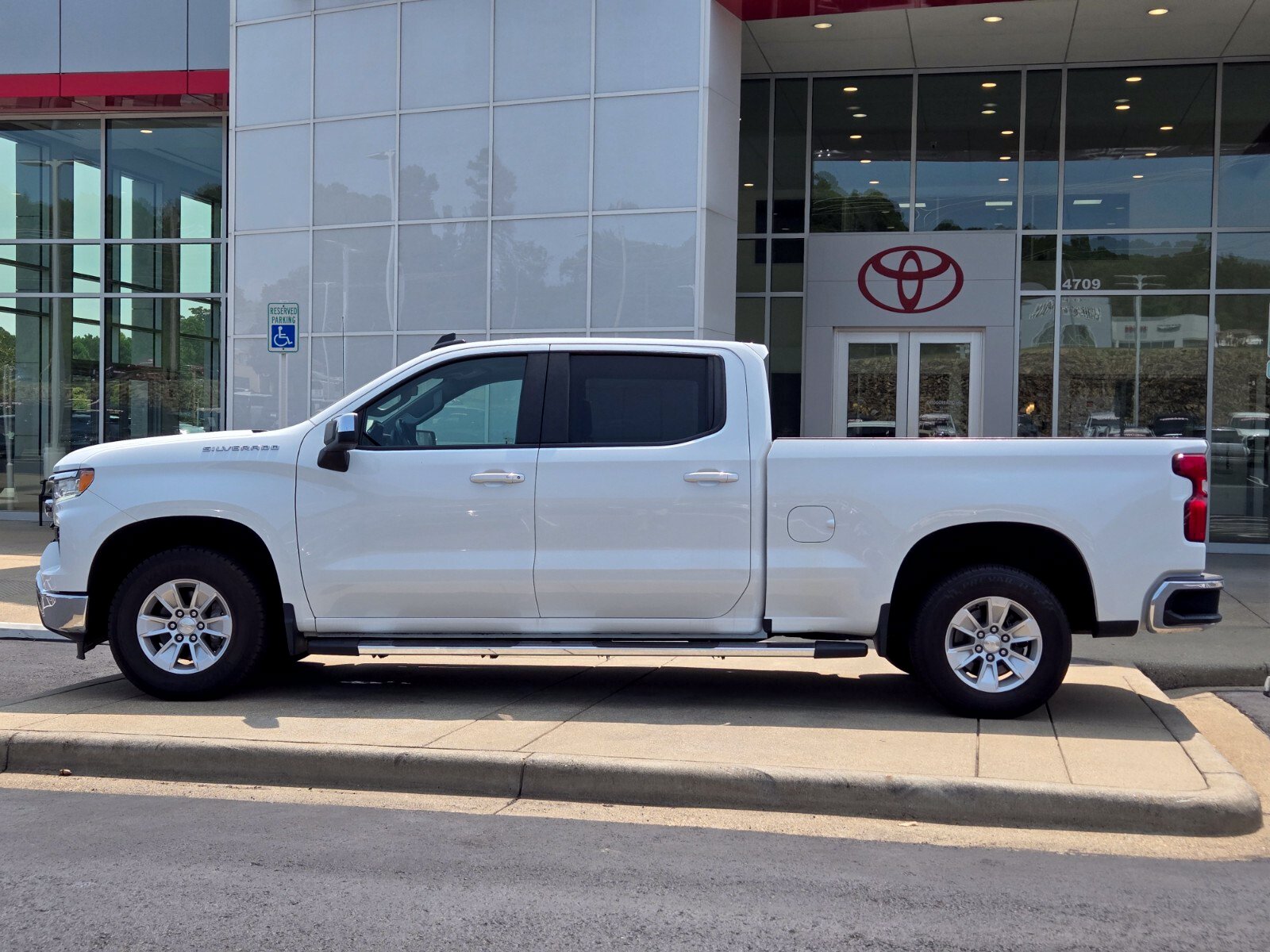 Used 2024 Chevrolet Silverado 1500 LT with VIN 1GCPACED2RZ176887 for sale in Little Rock