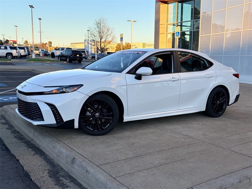 2025 Toyota Camry LE's photo