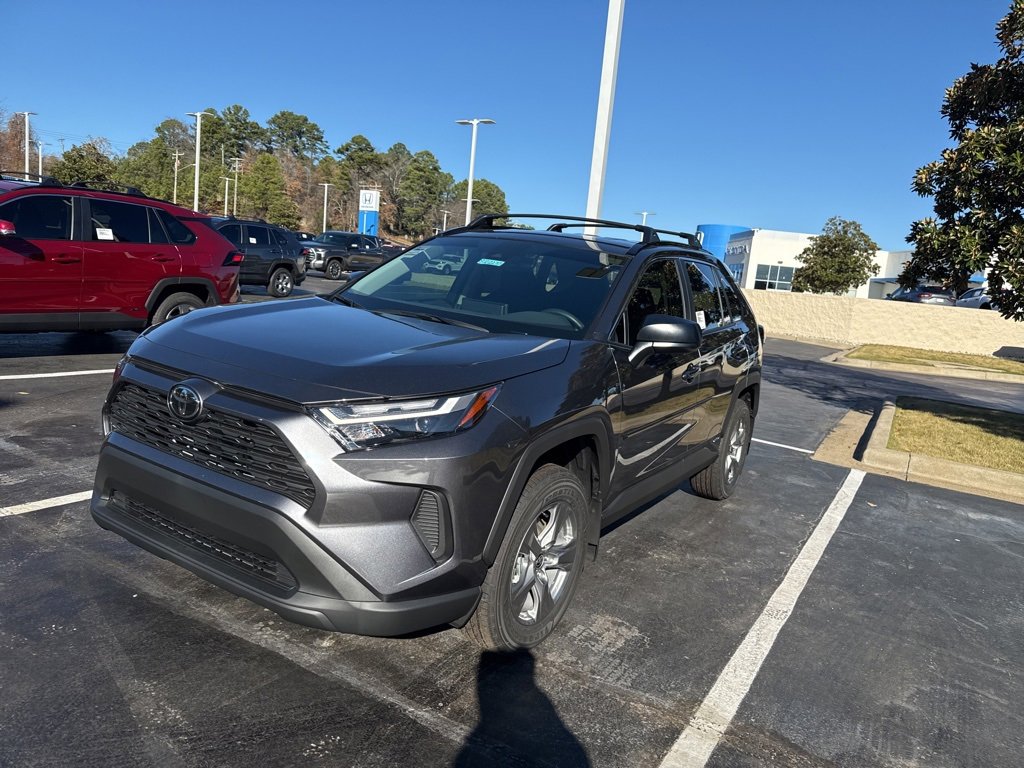 2025 Toyota RAV4 LE's photo