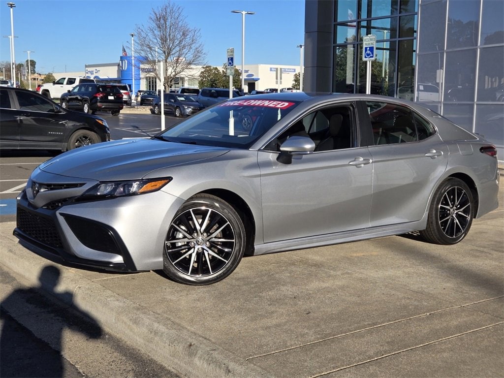 2024 Toyota Camry SE's photo