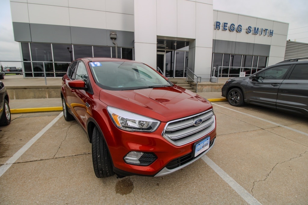 Used 2019 Ford Escape SE with VIN 1FMCU9GD6KUA03040 for sale in Kansas City