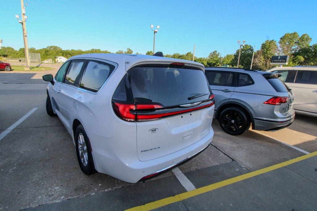 Used 2024 Chrysler Pacifica Touring L Minivan/Van