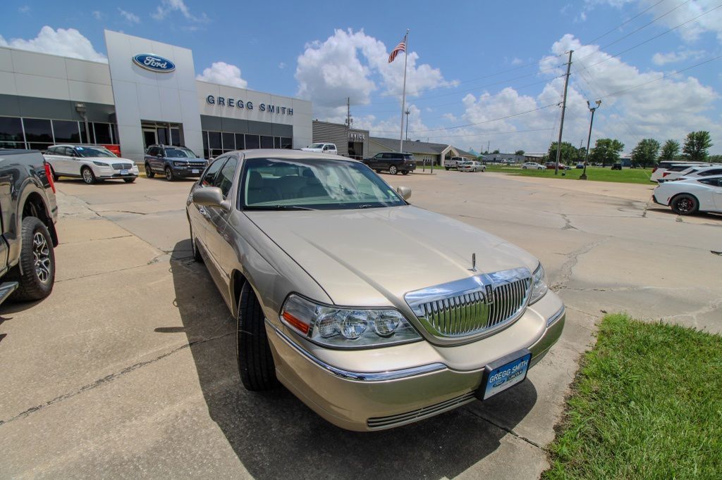 Used 2004 Lincoln Town Car Signature with VIN 1LNHM81W04Y622027 for sale in Kansas City
