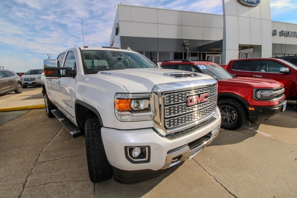 Used 2019 GMC Sierra 2500 Denali HD Denali with VIN 1GT12SEY1KF250596 for sale in Kansas City