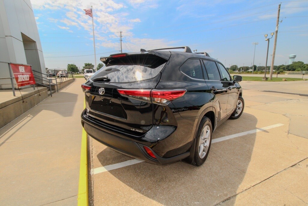 2022 Toyota Highlander LE photo 3