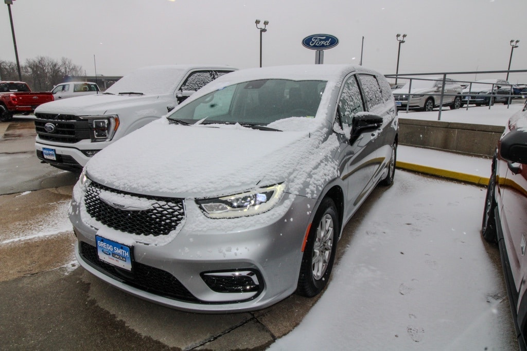 2024 Chrysler Pacifica Touring L's photo