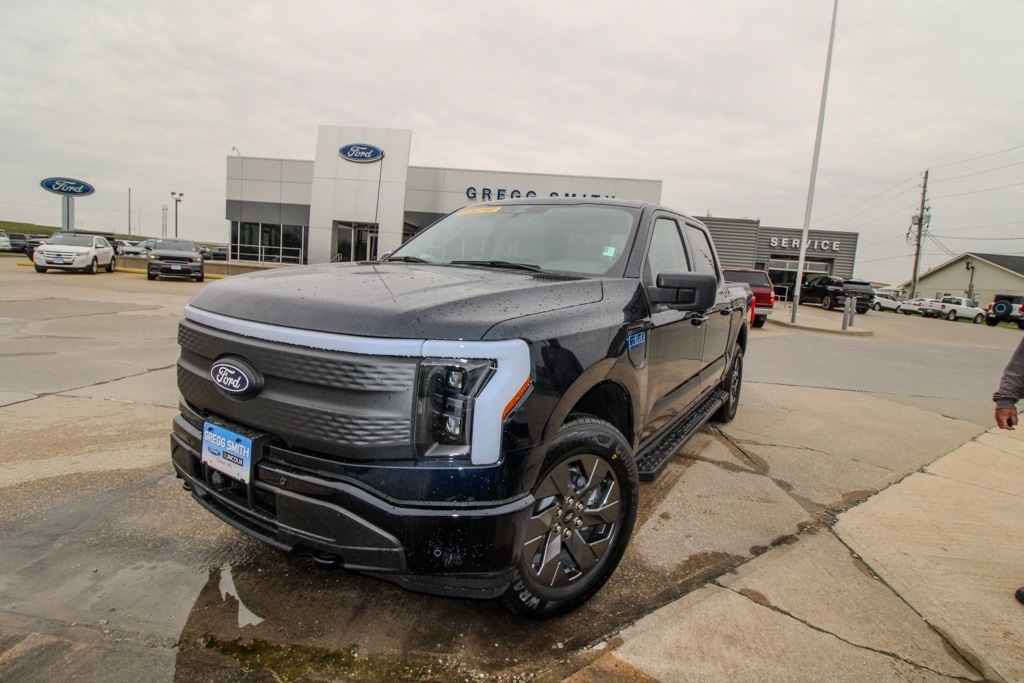2025 Ford F-150 Lightning Flash's photo