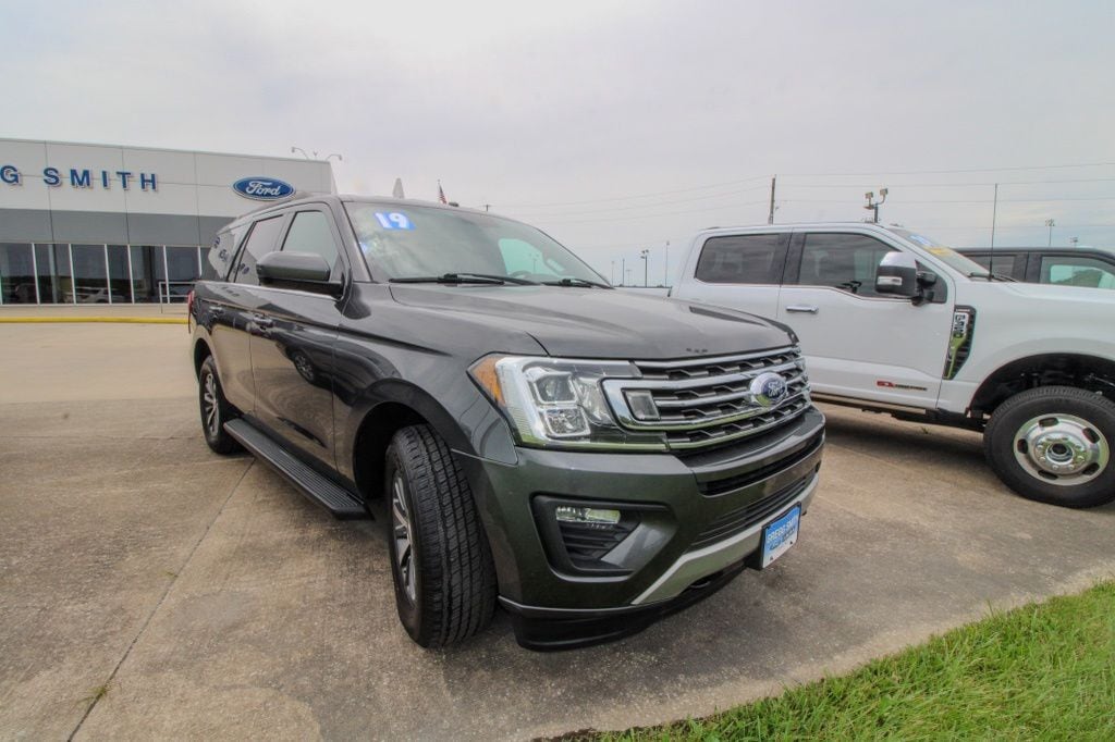Used 2019 Ford Expedition XLT with VIN 1FMJU1JT2KEA87621 for sale in Kansas City