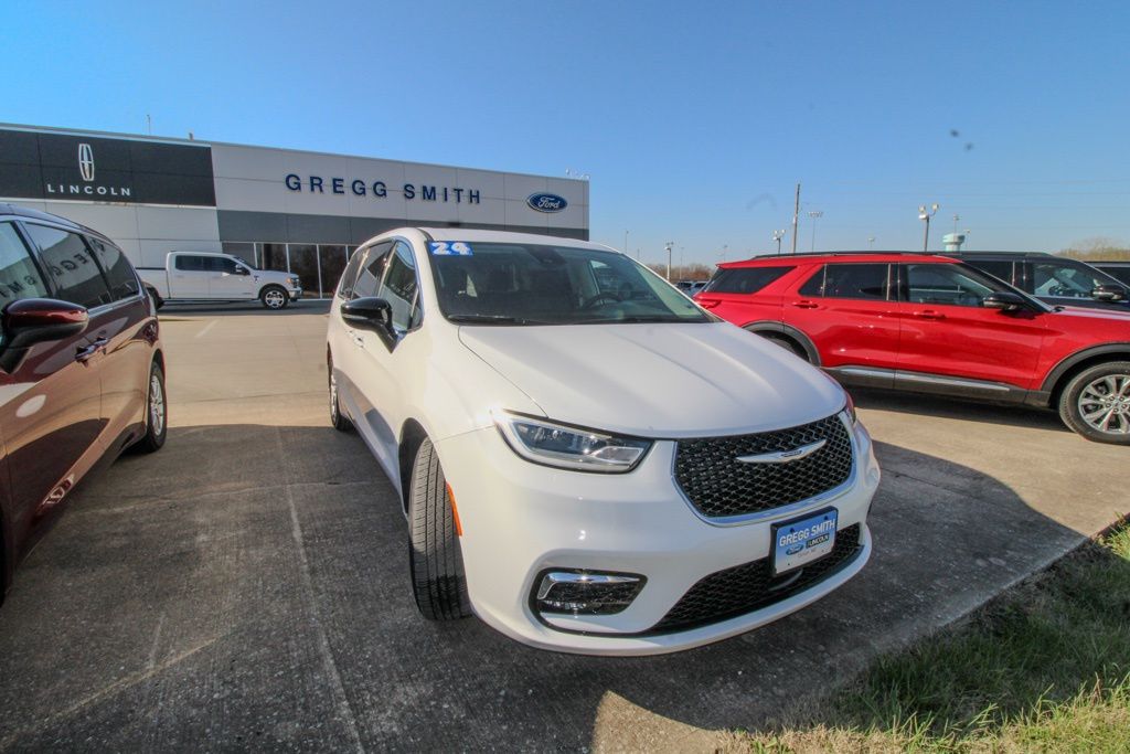 Used 2024 Chrysler Pacifica Touring L with VIN 2C4RC1BG9RR125953 for sale in Kansas City