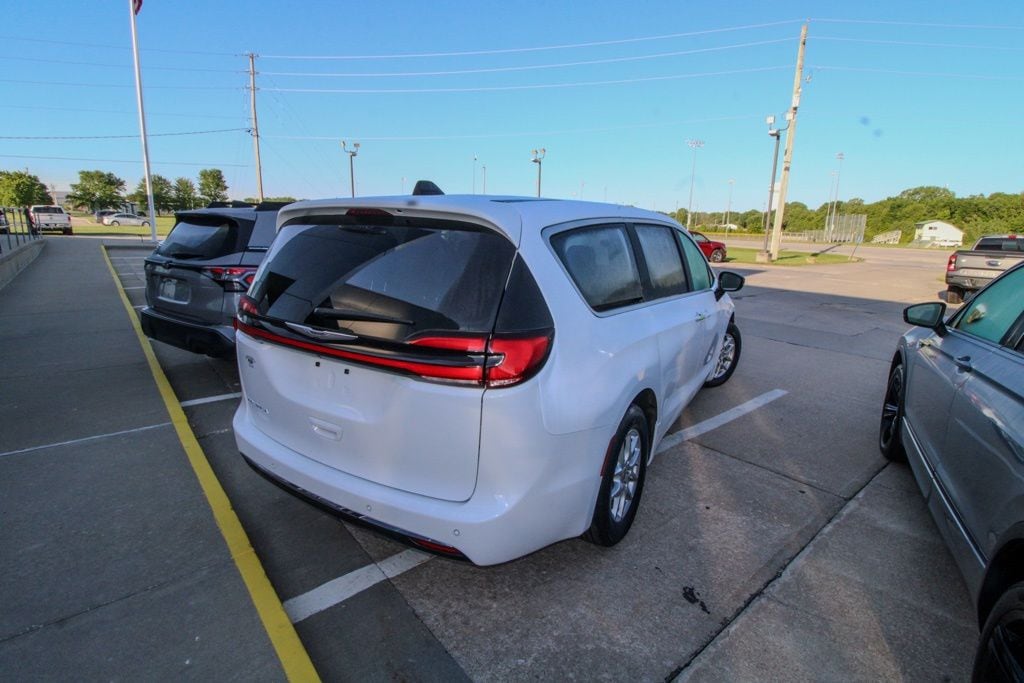Used 2024 Chrysler Pacifica Touring L Minivan/Van
