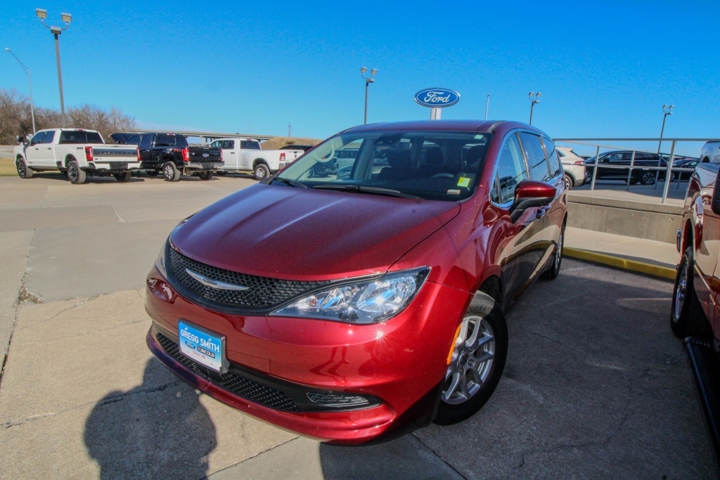 2023 Chrysler Voyager Voyager LX Minivan/Van's photo