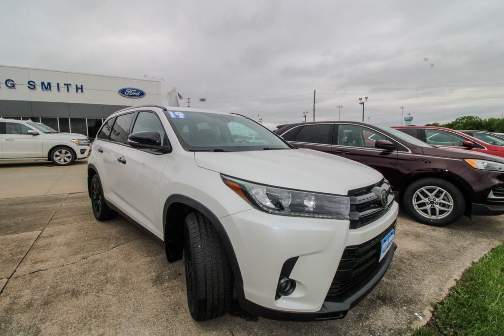 Used 2019 Toyota Highlander SE with VIN 5TDJZRFH3KS973398 for sale in Kansas City