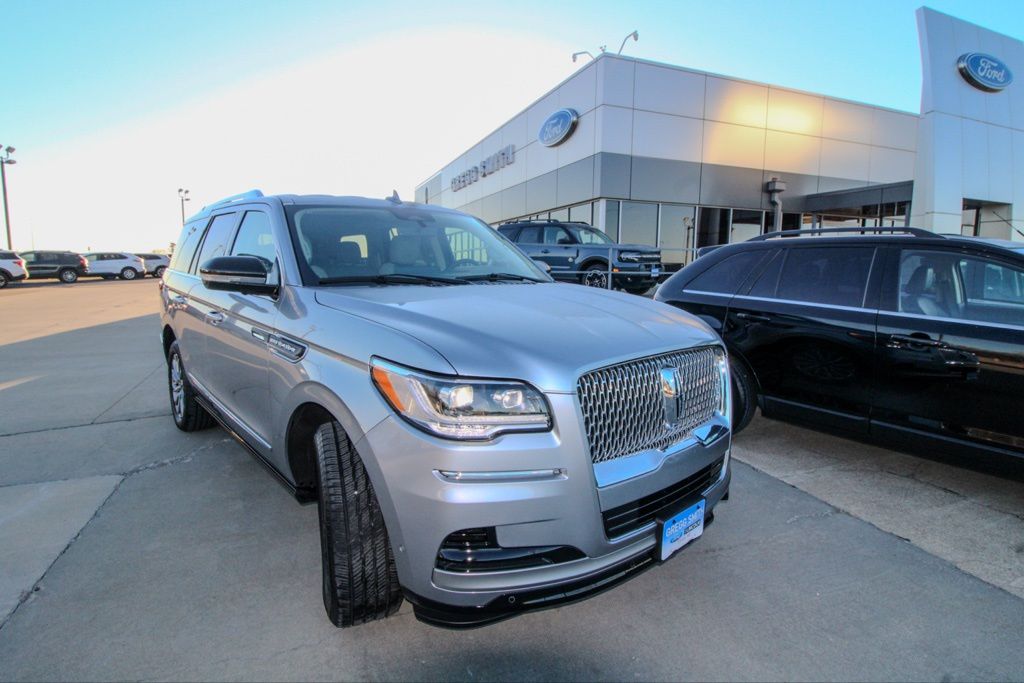 Used 2024 Lincoln Navigator Premiere with VIN 5LMJJ2NG4REL07571 for sale in Kansas City