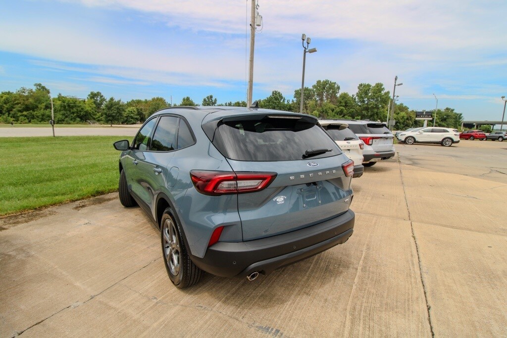 2025 Ford Escape ST-Line photo 4