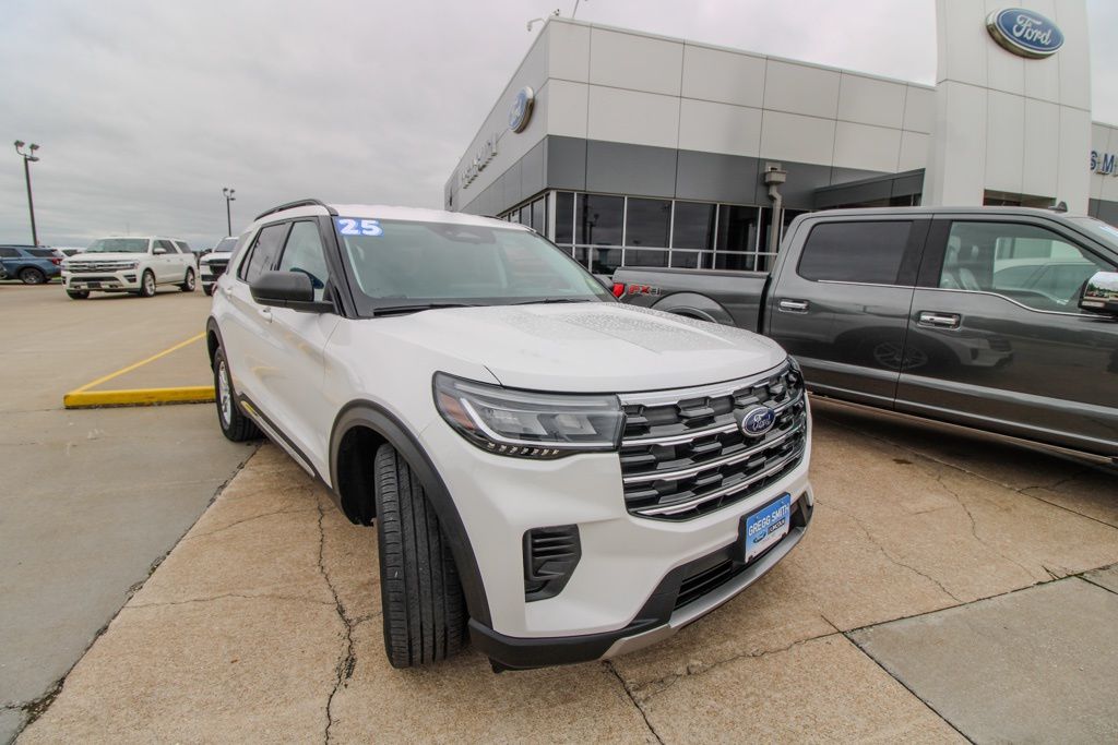 Used 2025 Ford Explorer Active with VIN 1FMUK8DH8SGA13921 for sale in Kansas City