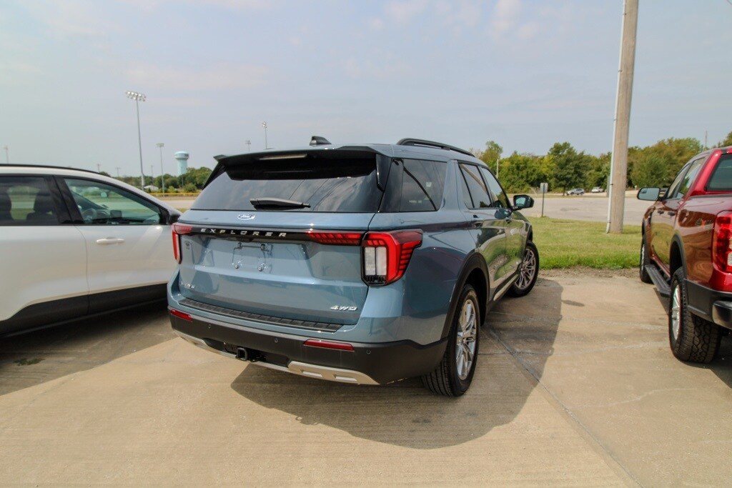 2025 Ford Explorer photo 2