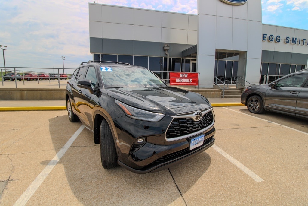 Used 2022 Toyota Highlander LE with VIN 5TDBZRBH9NS170139 for sale in Kansas City