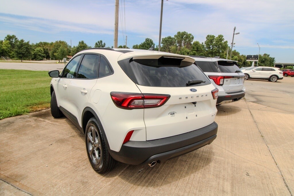 2025 Ford Escape ST-Line photo 4