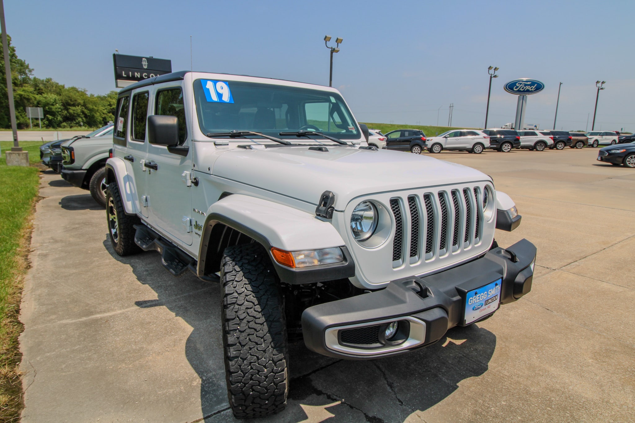 Used 2019 Jeep Wrangler Unlimited Sahara with VIN 1C4HJXEG7KW543540 for sale in Kansas City