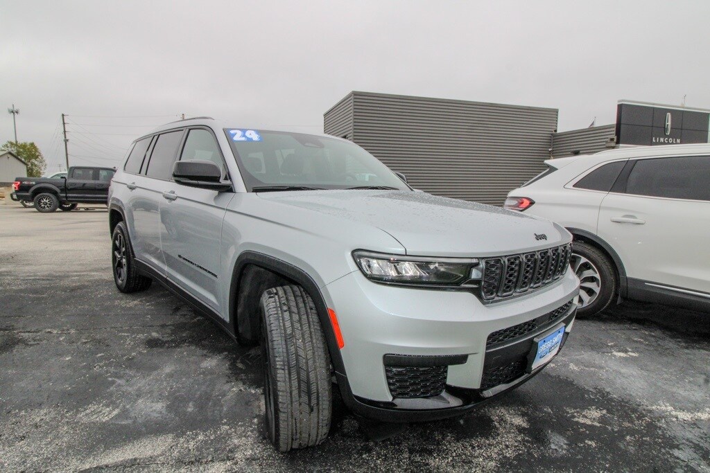 2024 Jeep Grand Cherokee Altitude photo 2