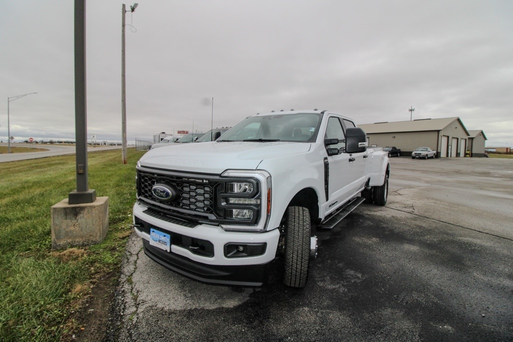 2026 Ford F-350 Super Duty XL's photo