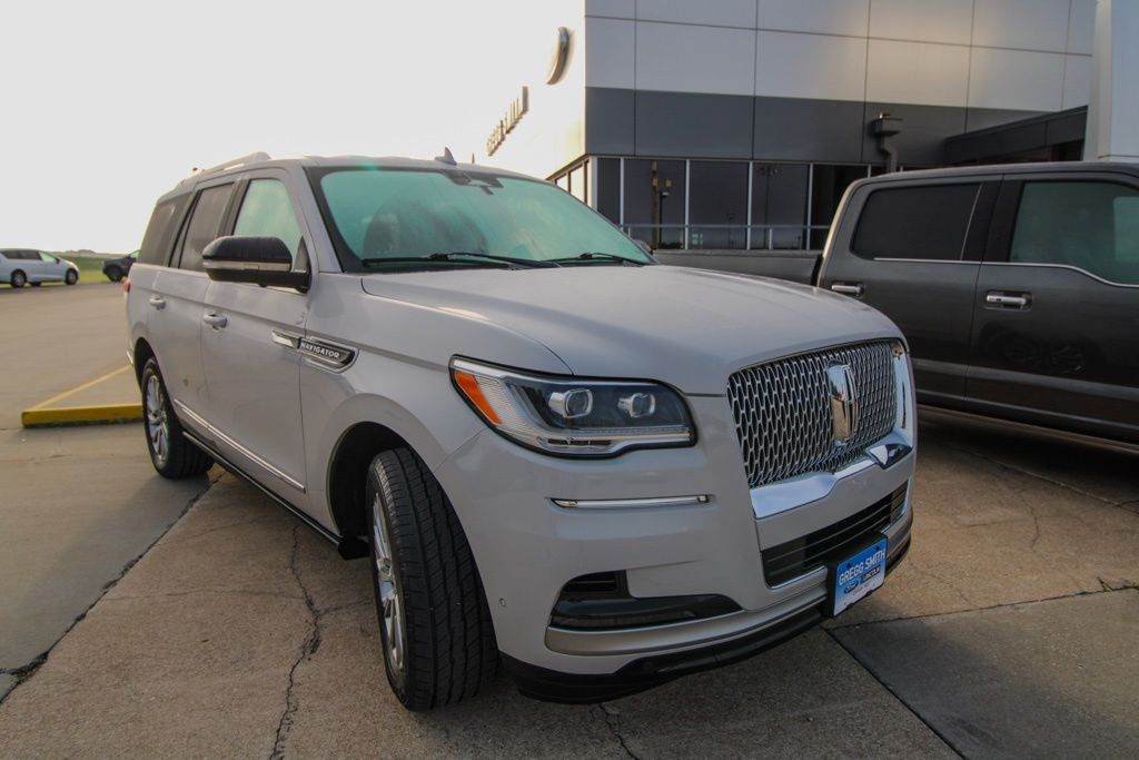 Used 2022 Lincoln Navigator Base with VIN 5LMJJ2NT7NEL08933 for sale in Kansas City