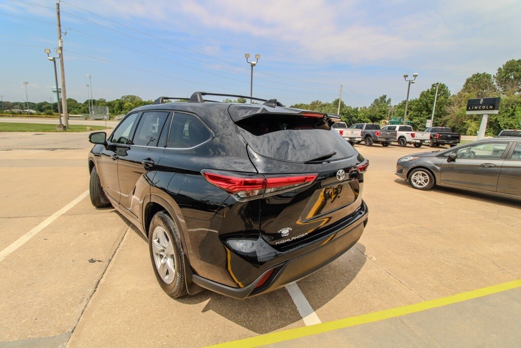 2022 Toyota Highlander LE photo 4