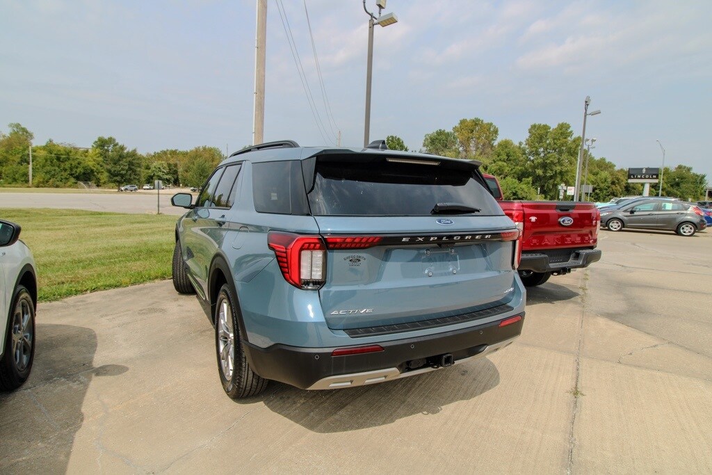 2025 Ford Explorer photo 3