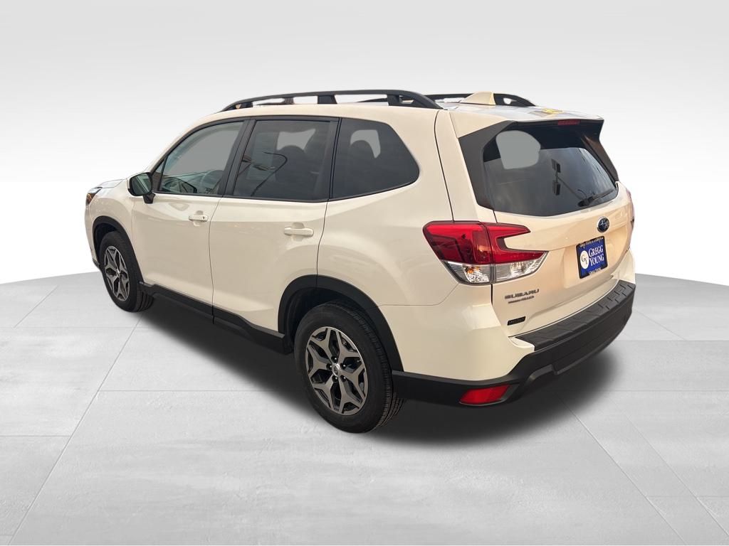 2022 Subaru Forester Premium photo 3