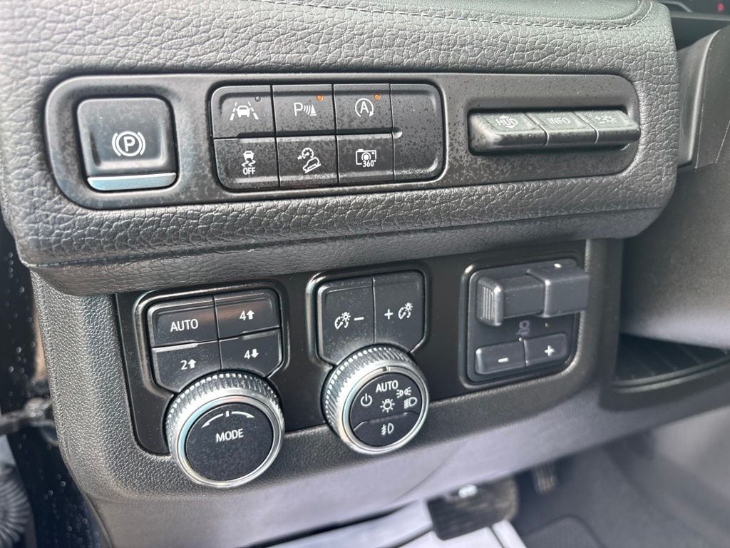 2024 GMC Yukon Denali - Photo 19