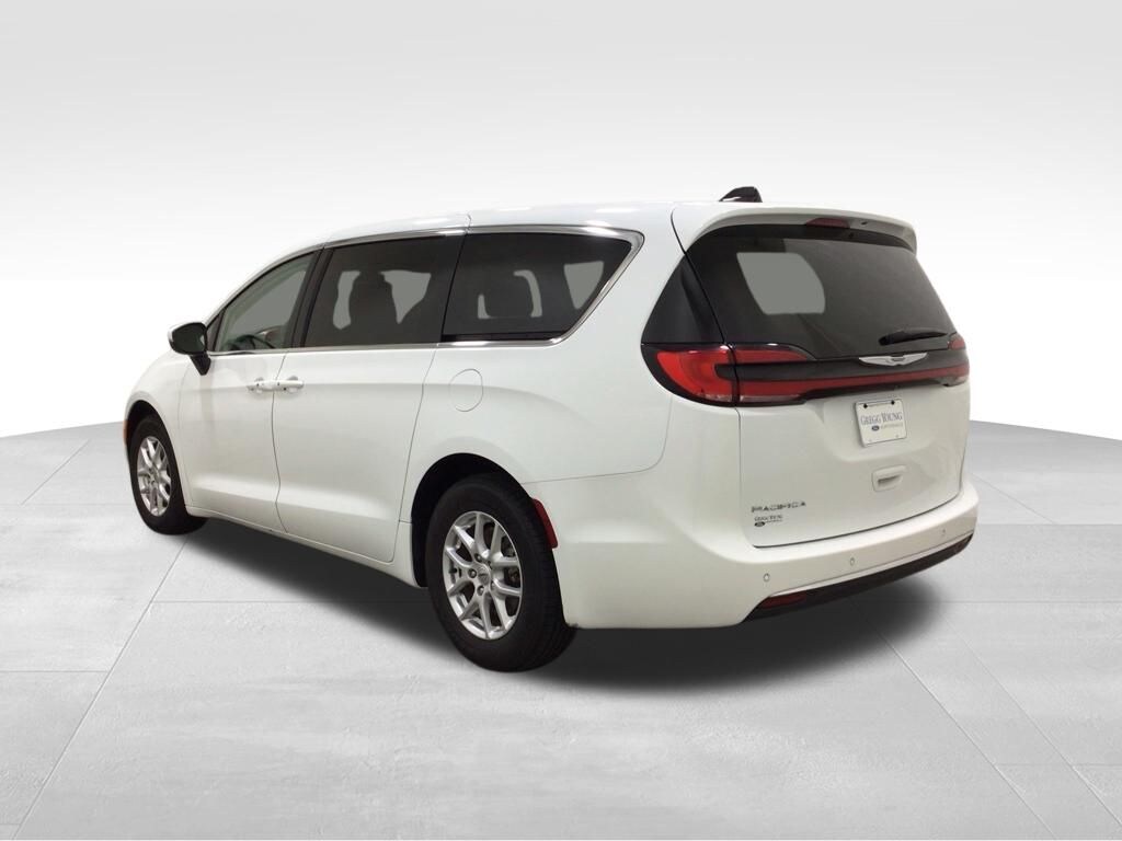 Used 2023 Chrysler Pacifica Touring L Van Passenger Van
