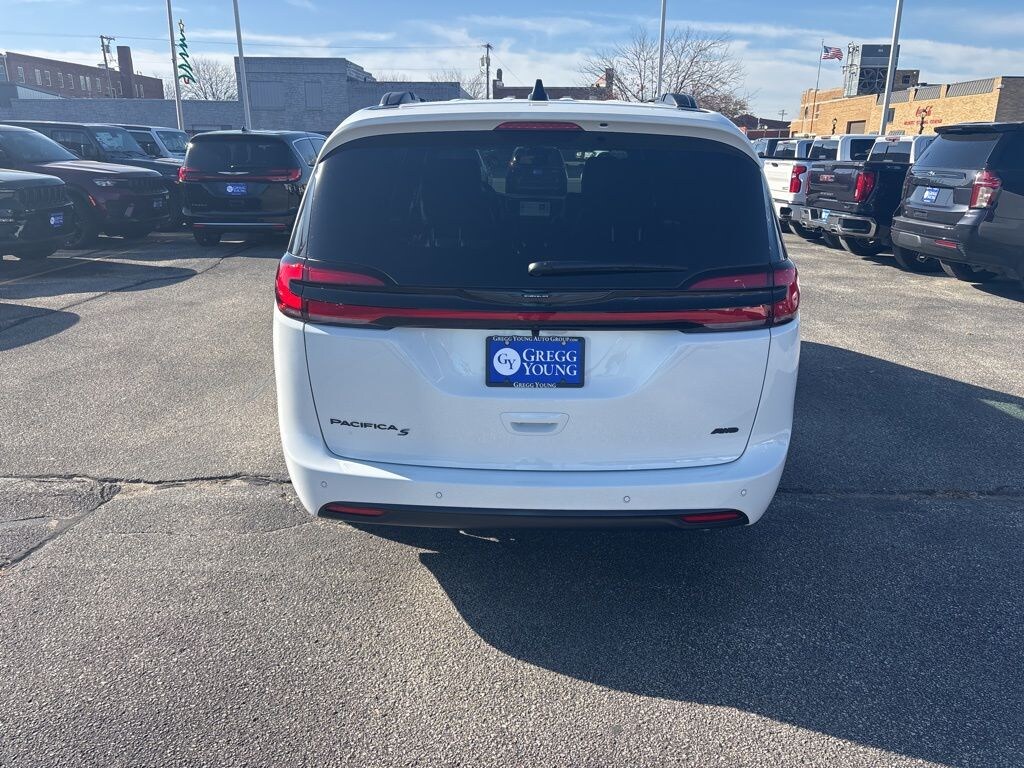 New 2026 Chrysler Pacifica SELECT AWD Passenger Van