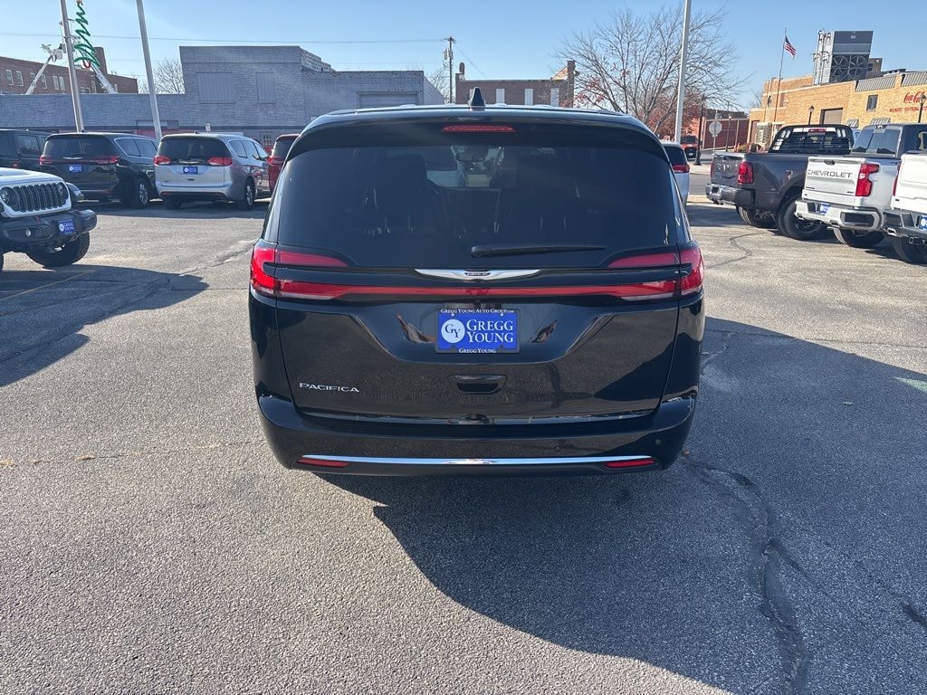 New 2026 Chrysler Pacifica SELECT Passenger Van