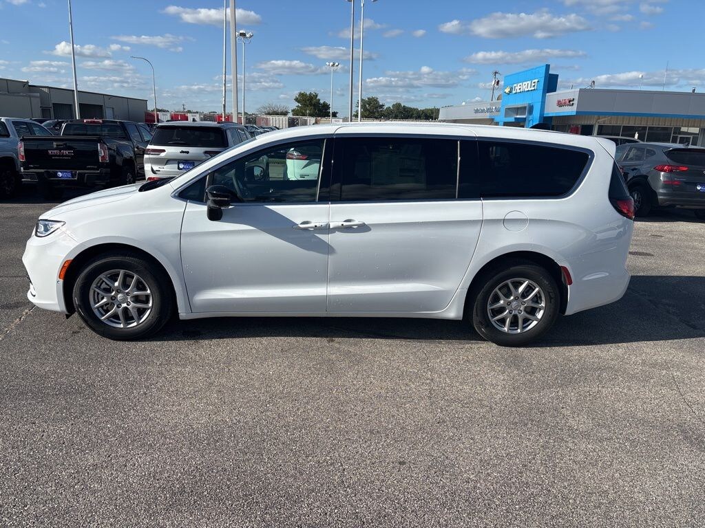 New 2026 Chrysler Pacifica SELECT Passenger Van