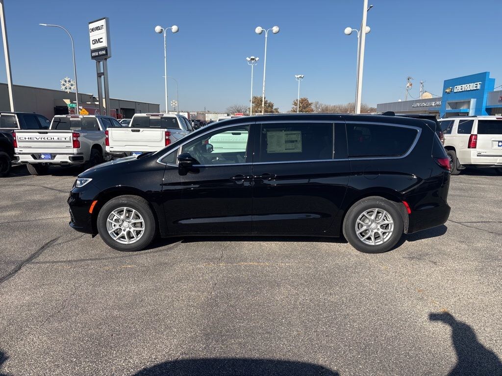 New 2026 Chrysler Pacifica SELECT Passenger Van