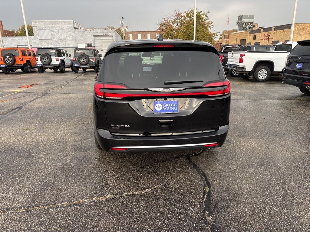 New 2026 Chrysler Pacifica SELECT Passenger Van